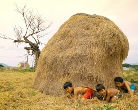 Xã hội ngày càng đi lên, công nghệ ngày càng hiện đại.., đó là điều đáng mừng, đó là sự phát triển của nhân loại. Ta không thể phủ nhận được tầm quan trọng của sự hiện đại đó. Nhưng việc những trò chơi dân gian ngày càng bị mai một theo năm tháng thay vào đó là những trò chơi điện tử, game... đầy cạm bẫy thì thật đáng lo. Vì vậy giúp các em hiểu, và tìm về cuội nguồn với những trò chơi dân gian, với những vật dụng đơn giản là việc làm cần thiết.