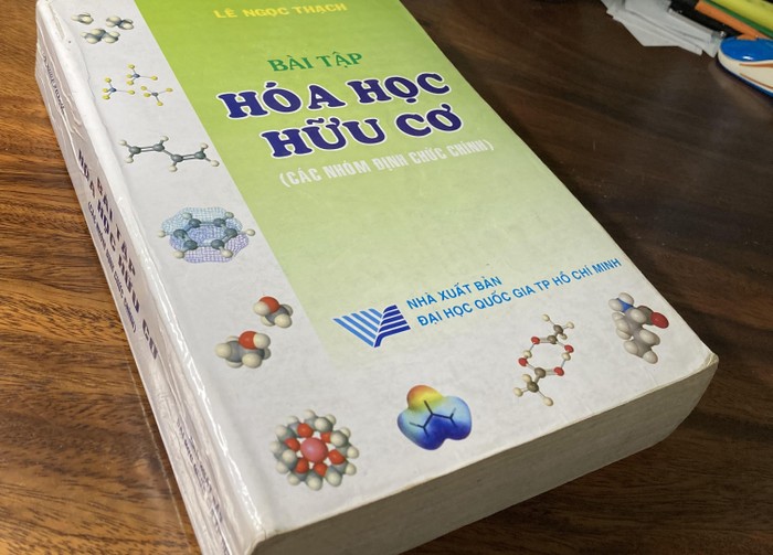 Cuốn Bài tập Hóa học Hữu cơ có khoảng 5.000 từ về danh pháp-thuật ngữ hóa học Anh-Pháp-Việt trong 80 trang ở sau cùng của quyển sách.