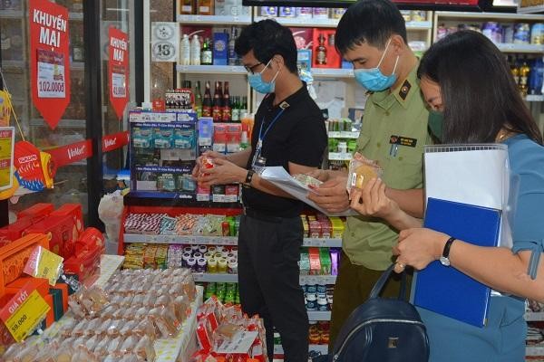 Cục An toàn thực phẩm, Bộ Y tế đề nghị các Sở Y tế, các Ban quản lý An toàn thực phẩm tăng cường kiểm tra an toàn thực phẩm, nhất là bánh trung thu. Ảnh: VGP