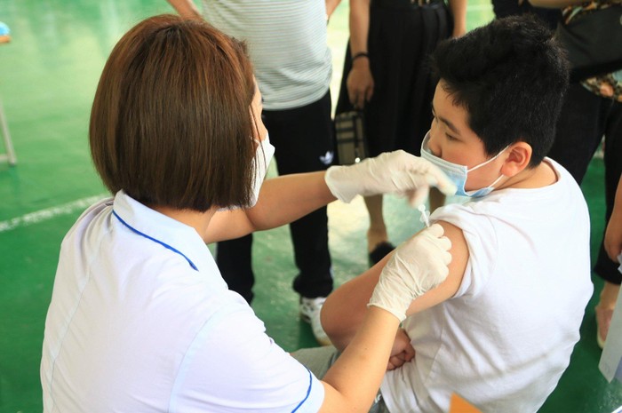 Bộ Y tế khuyến cáo: khi học sinh bắt đầu bước vào năm học mới cũng là thời điểm thời tiết thay đổi thất thường, thuận lợi cho các loại vi khuẩn, virus phát triển, lây lan nhanh và bùng phát thành dịch đe dọa sức khỏe của trẻ. Ảnh: Lam An