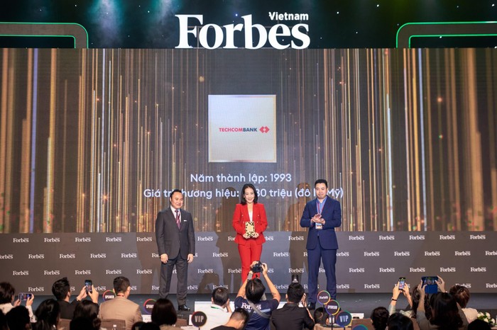 Bà Thái Minh Diễm Tú – Giám đốc Khối Tiếp thị Techcombank nhận danh hiệu Top 2 thương hiệu tài chính dẫn đầu Việt Nam do Forbes tổ chức chiều 27/10.