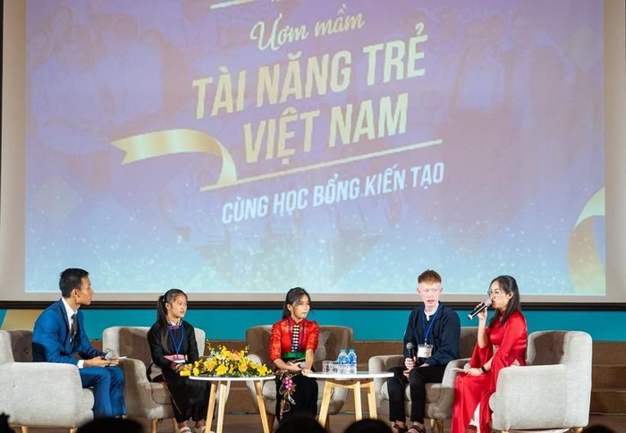 Các em học sinh Vàng Thị Hiểu, Cà Thị Vân, Thào Mí Dính (giữa ảnh) giao lưu tại chương trình Lễ trao Học bổng kiến tạo năm 2022.