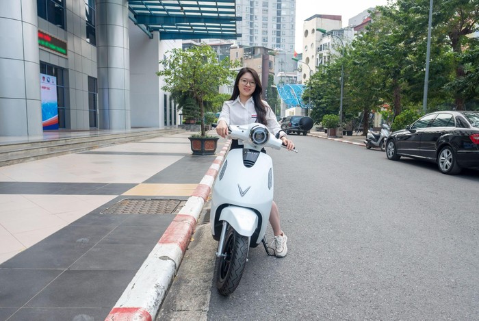 Với quãng đường hơn 20 km đi làm mỗi ngày và thi thoảng đi dạo phố buổi tối hay đi chơi loanh quanh trong phố vào cuối tuần, Phương chỉ cần sạc xe mỗi tuần một lần.