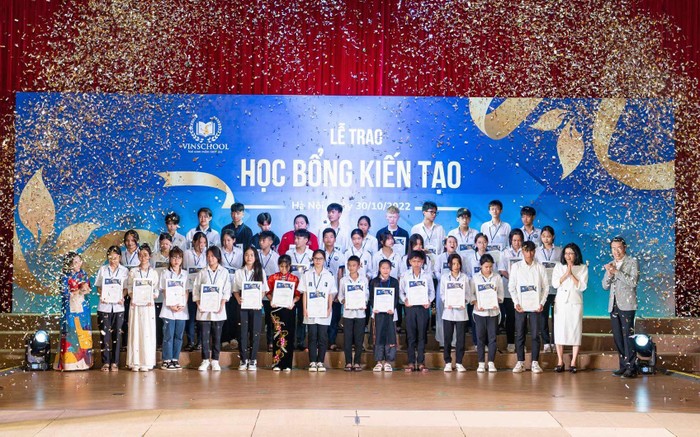 40 học sinh Học bổng Kiến tạo năm 2022 nhận giấy chứng nhận từ Ban tổ chức chương trình.