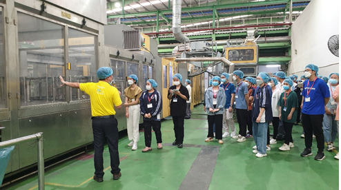 Đoàn sinh viên được tham quan thực tế dây chuyền sản xuất của nhà máy