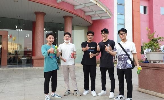 Sinh viên Trường Đại học Khoa học Tự nhiên, Đại học quốc gia Hà Nội tham quan nhà máy Number One Hà Nam ngày 4/011 vừa qua