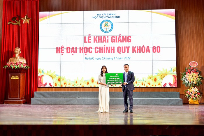 Ông Lê Hoàng Tùng - Kế toán trưởng Vietcombank trao tặng học bổng trị giá 200 triệu đồng cho sinh viên nhà trường. Ảnh: Duy Thanh