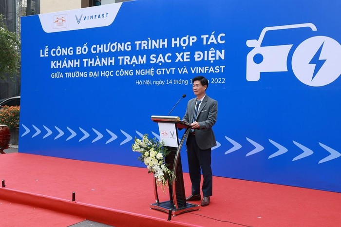 Tiến sĩ Nguyễn Mạnh Hùng - Phó Hiệu trưởng Trường Đại học Công nghệ Giao thông Vận tải phát biểu tại sự kiện.