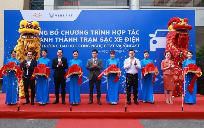 Lãnh đạo Trường Đại học Công nghệ Giao thông Vận tải và Công ty VinFast thực hiện nghi lễ cắt băng khánh thành trạm sạc.