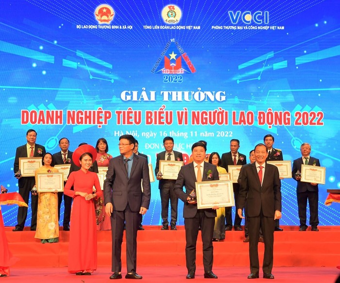 Ông Hoàng Quang Phòng - Phó Chủ tịch VCCI (bên phải) trao Bằng khen “Doanh nghiệp tiêu biểu vì người lao động” của VCCI và ông Nguyễn Ngọc Hiển - Ủy viên Đoàn Chủ tịch Tổng Liên đoàn Lao động Việt Nam, Tổng biên tập báo Lao Động (bên trái) tặng Kỷ niệm chương cho ông Hồng Quang - Thành viên Hội đồng quản trị kiêm Giám đốc Khối Nhân sự, Chủ tịch Công đoàn Vietcombank - đại diện Vietcombank.