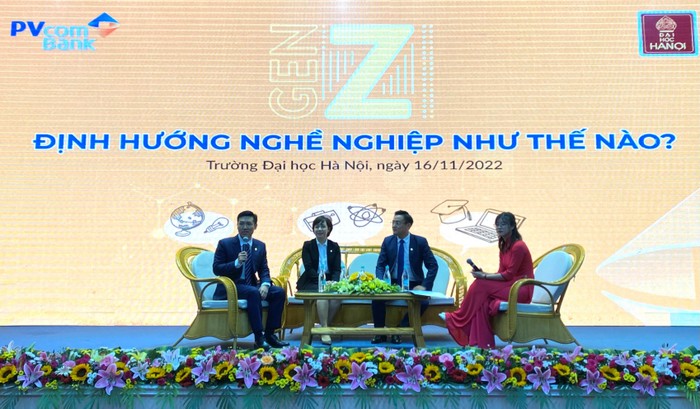 Đại diện Lãnh đạo PVcomBank giao lưu cùng các sinh viên với chủ đề về định hướng nghề nghiệp.