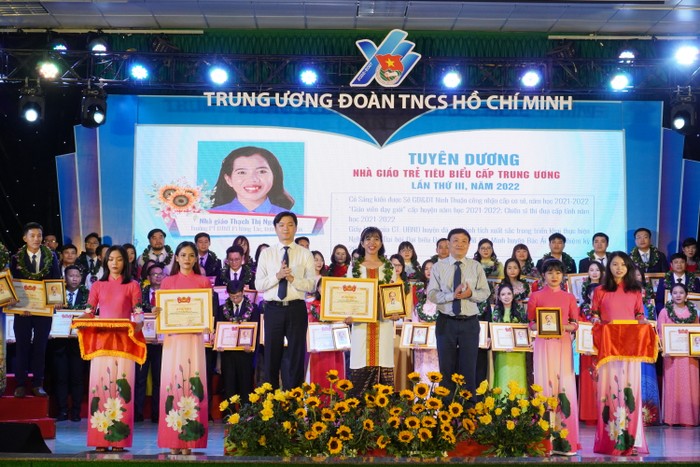 Cô Thạch Thị Ngọc Trân nhận giải thưởng “Nhà giáo trẻ tiêu biểu&quot; lần thứ III, năm 2022. (Ảnh: NVCC)