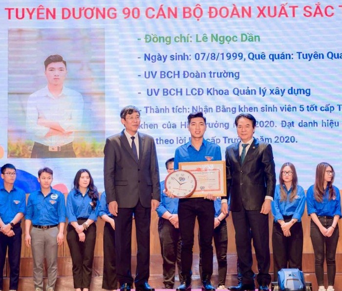 Ngoài học tập, Lê Ngọc Dần (mặc áo xanh đứng ở giữa) còn là một cán bộ đoàn nhiệt tình và chăm chỉ. Ảnh: NVCC