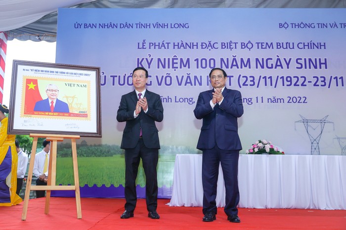 Thủ tướng Phạm Minh Chính và Thường trực Ban Bí thư Võ Văn Thưởng tại lễ phát hành đặc biệt bộ tem bưu chính &quot;Kỷ niệm 100 năm Ngày sinh đồng chí Võ Văn Kiệt&quot; - Ảnh: VGP/Nhật Bắc