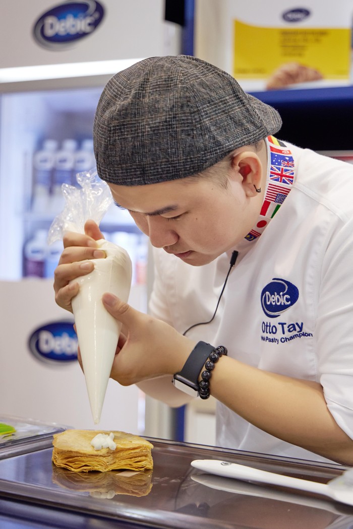 Chef Otto Tay, quán quân cuộc thi World Pastry Cup 2019, trình diễn nghệ thuật làm bánh tại Lễ giới thiệu, sử dụng chính các dòng sản phẩm cao cấp mang thương hiệu Debic