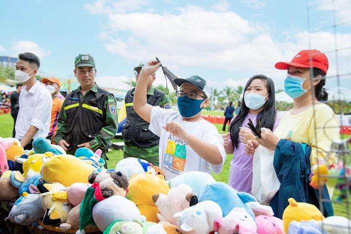 Các gian hàng trò chơi tại lễ hội “Living the Green Life” là dịp để cư dân mọi lứa tuổi trổ tài khéo léo, thử thách may mắn với những phần thưởng đầy hấp dẫn.