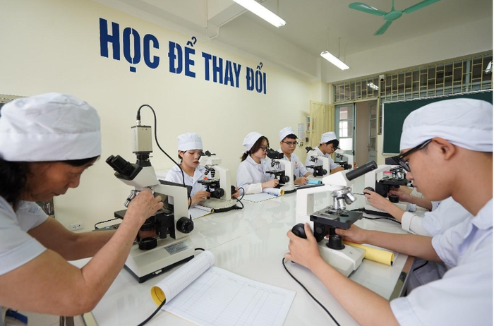 Giờ học với thiết bị thực hành của sinh viên khối ngành sức khỏe. Ảnh: Trường Đại học Đại Nam