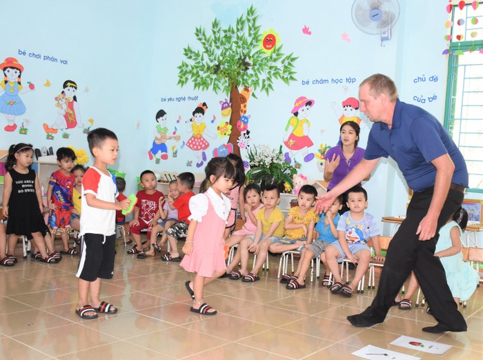 Giờ học tiếng Anh với giáo viên bản ngữ của trẻ mẫu giáo ở Gia Lai. Ảnh: Báo Gia Lai