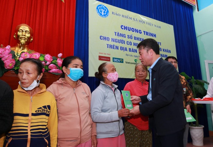 Tổng Giám đốc Bảo hiểm xã hội Việt Nam Nguyễn Thế Mạnh trao tặng sổ bảo hiểm xã hội cho người dân có hoàn cảnh khó khăn tại Quảng Nam.
