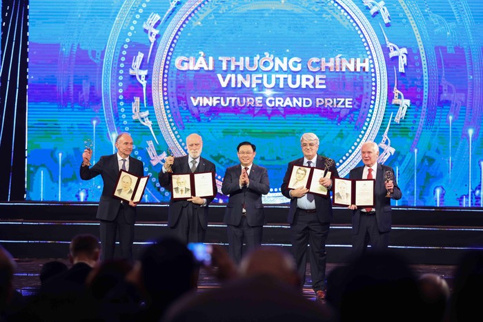 Chủ tịch Quốc hội Vương Đình Huệ trao Giải thưởng Chính VinFuture 2022 trị giá 3 triệu đô la Mỹ cho các nhà khoa học: Sir Timothy John Berners-Lee, Tiến sĩ Vinton Gray Cerf, Tiến sĩ Emmanuel Desurvire, Tiến sĩ Robert Elliot Kahn, và Giáo sư Sir David Neil Payne với các tầng phát minh đột phá trong việc kết nối công nghệ mạng toàn cầu.