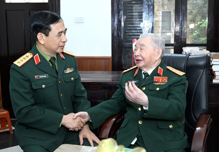 Đại tướng Phan Văn Giang thăm hỏi, chúc sức khỏe Đại tướng Nguyễn Quyết. (Ảnh: qdnd.vn)