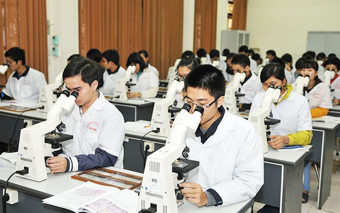 Giờ học thực hành của sinh viên ngành y. Ảnh: Trung tâm Kiểm định chất lượng, Đại học Quốc gia Hà Nội