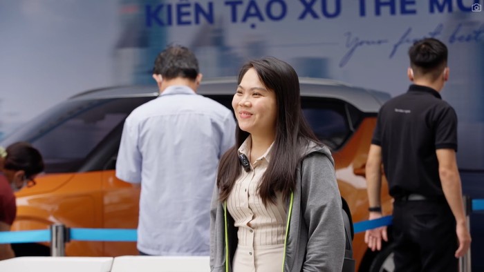 Chị Phạm Nữ Hiền Vân (Thành phố Hồ Chí Minh) quyết định lựa chọn VF 5 Plus là chiếc xe đầu tiên cho gia đình nhỏ của mình.