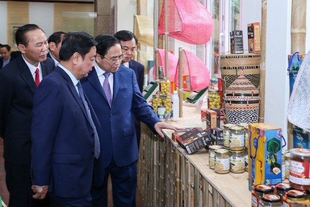 Thủ tướng thăm quan gian hàng giới thiệu về sản phẩm của nông nghiệp - Ảnh: VGP/Nhật Bắc
