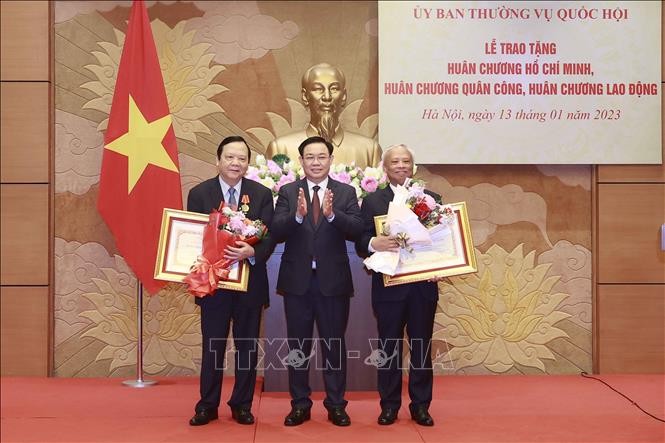 Chủ tịch Quốc hội Vương Đình Huệ trao Huân chương Hồ Chí Minh cho nguyên Phó Chủ tịch Quốc hội Uông Chu Lưu và nguyên Phó Chủ tịch Quốc hội Huỳnh Ngọc Sơn.