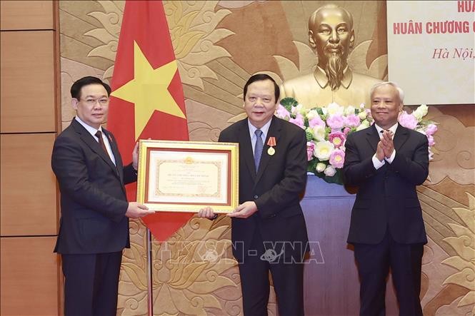 Chủ tịch Quốc hội Vương Đình Huệ trao Huân chương Hồ Chí Minh cho nguyên Phó Chủ tịch Quốc hội Huỳnh Ngọc Sơn.
