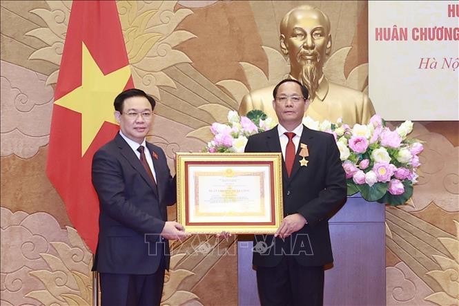 Chủ tịch Quốc hội Vương Đình Huệ trao Huân chương Quân công hạng Ba cho Phó Chủ tịch Quốc hội Trần Quang Phương.