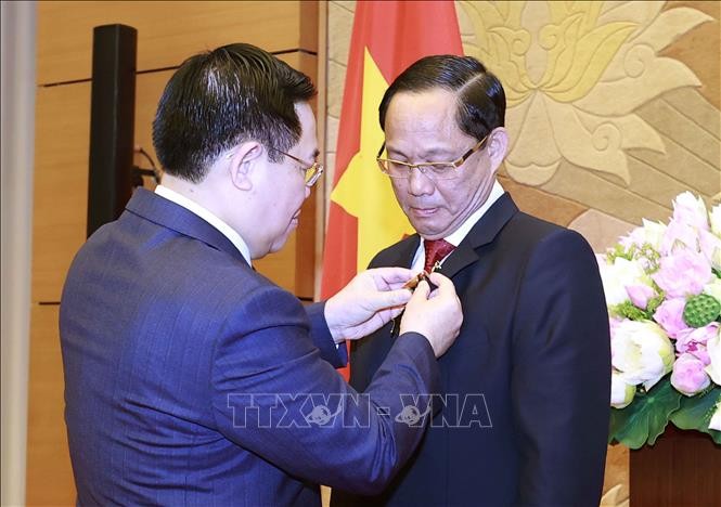 Chủ tịch Quốc hội Vương Đình Huệ trao Huân chương Quân công hạng Ba công cho Phó Chủ tịch Quốc hội Trần Quang Phương.