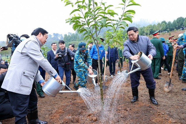 Thủ tướng cho rằng, việc trồng cây không chỉ bảo vệ cảnh quan môi trường và đa dạng sinh học mà còn mang lại nguồn lợi to lớn cho nước ta ở hiện tại và tương lai - Ảnh: VGP/Nhật Bắc