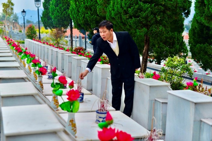 Ông Bùi Thanh Hà – Phó Chủ tịch Hội đồng quản trị dâng hương cho các liệt sỹ tại Vị Xuyên.