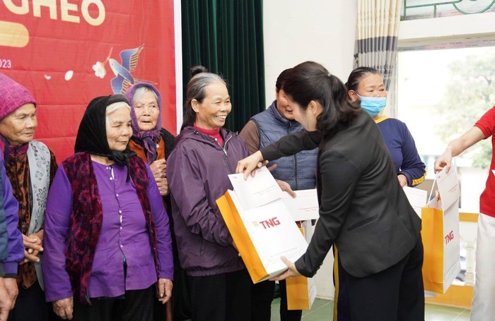 Tập đoàn TNG Holdings Vietnam trao quà cho người nghèo an tâm đón Tết Quý Mão 2023.