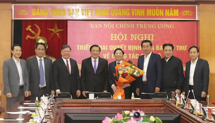 Đồng chí Phan Đình Trạc, Ủy viên Bộ Chính trị, Bí thư Trung ương Đảng, Trưởng Ban Nội chính Trung ương cùng các đồng chí lãnh đạo Ủy ban Kiểm tra Trung ương, Ban Nội chính Trung ương chúc mừng đồng chí Đặng Văn Dũng.