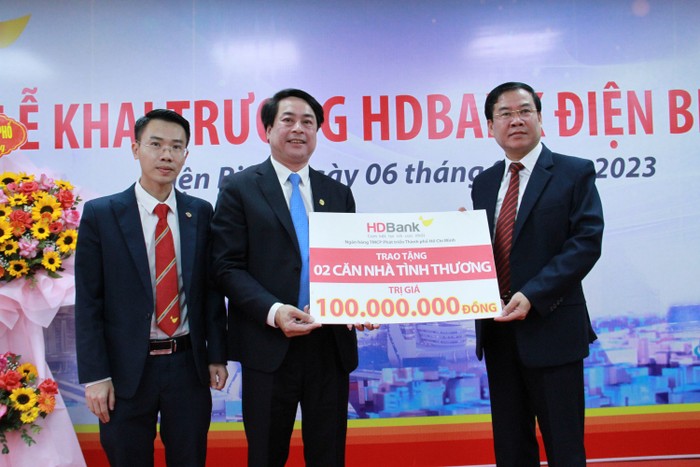 Đại diện lãnh đạo HDBank trao tặng 2 căn nhà tình thương cho bà con có hoàn cảnh khó khăn tại địa phương