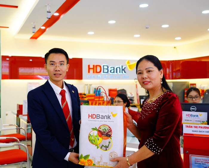 HDBank Điện Biên dành tặng những quà tặng hấp dẫn cho khách hàng đến giao dịch trong ngày khai trương