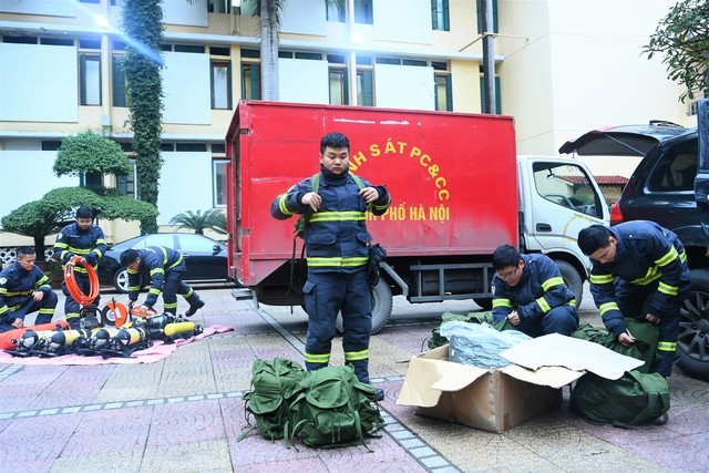 Các thành viên Đoàn công tác chuẩn bị quân trang, thiết bị sẵn sàng lên đường thực hiện nhiệm vụ.