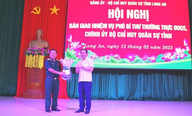 Bí thư Tỉnh ủy, Chủ tịch Hội đồng nhân dân tỉnh Long An Nguyễn Văn Được chúc mừng Thiếu tướng Trần Vinh Ngọc.