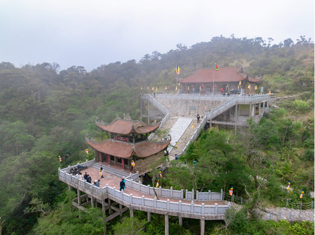 Du khách có thể dễ dàng di chuyển lên Chùa Thượng bằng đường cáp treo. Chùa Thượng được coi là điểm đến cuối cùng của núi Yên Tử. Đây là nơi thiền lý tưởng nhất của các phật tử. (Ảnh chụp tại Lễ khai hội Xuân Tây Yên Tử 2023)