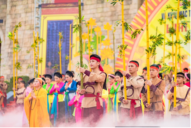 Hàng năm, Tây Yên Tử cũng là nơi diễn ra nhiều lễ hội lớn, đón du khách thập phương về tham dự. Ngay trong dịp đầu xuân Qúy Mão vừa qua, Lễ khai hội Xuân Tây Yên Tử và Tuần lễ Văn hóa - Du lịch tỉnh Bắc Giang năm 2023 đã thu hút 500-600 nghìn lượt khách đổ về đây. (Ảnh chụp tại Lễ khai hội Xuân Tây Yên Tử 2023)