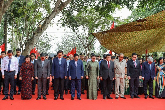 Thủ tướng Phạm Minh Chính cùng các đồng chí lãnh đạo, nguyên lãnh đạo Đảng, Nhà nước và các đại biểu tưởng nhớ công lao to lớn của đồng chí Huỳnh Tấn Phát đối với sự nghiệp đấu tranh giành độc lập, tự do của dân tộc, hòa bình, thống nhất Tổ quốc - Ảnh: VGP/Nhật Bắc