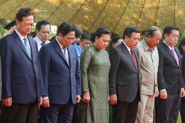 Thủ tướng Phạm Minh Chính cùng các đồng chí lãnh đạo, nguyên lãnh đạo Đảng, Nhà nước và các đại biểu tưởng nhớ đồng chí Huỳnh Tấn Phát - Ảnh: VGP/Nhật Bắc
