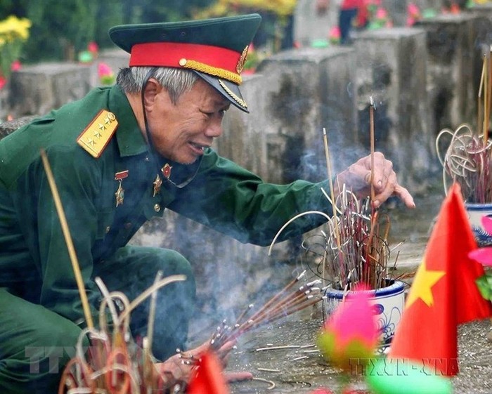 Người cựu chiến binh tham gia Cuộc chiến đấu bảo vệ biên giới phía bắc ở mặt trận Vị Xuyên năm xưa, trở lại Nghĩa trang liệt sĩ Quốc gia Vị Xuyên để thắp nén hương tưởng nhớ những người đồng đội đã hy sinh. (Ảnh: Thanh Tùng/TTXVN)