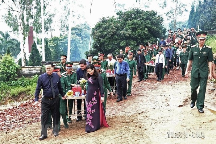 Hàng nghìn thanh niên trai tráng, bộ đội, quân và dân ta đã ngã xuống trong Cuộc chiến đấu bảo vệ biên giới phía bắc để bờ cõi biên cương được bình yên, để Tổ quốc không còn chiến tranh, máu, nước mắt và đau thương. Trong ảnh: Lễ truy điệu, an táng hài cốt các liệt sĩ tại Nghĩa trang liệt sĩ Quốc gia Vị Xuyên, Hà Giang (11/7/2017). (Ảnh: Minh Tâm/TTXVN)