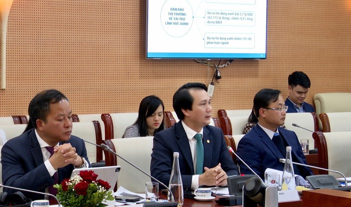 Phó Tổng Giám đốc Trần Long – đại diện BIDV (ngồi giữa), chia sẻ những kết quả BIDV đạt được trong hoạt động tín dụng xanh.