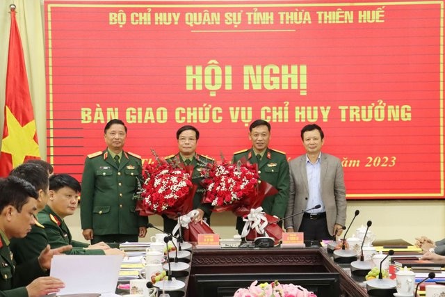 Đồng chí Lê Trường Lưu, Bí thư Tỉnh ủy Thừa Thiên Huế và Trung tướng Hà Thọ Bình, Tư lệnh Quân khu 4 chúc mừng Đại tá Ngô Nam Cường và Thượng tá Phan Thắng.