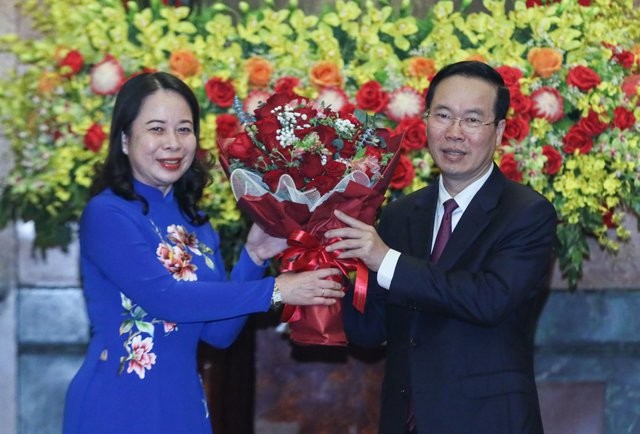 Phó Chủ tịch nước Võ Thị Ánh Xuân tặng hoa, chúc mừng Chủ tịch nước Võ Văn Thưởng - Ảnh: Trang tin Văn phòng Chủ tịch nước