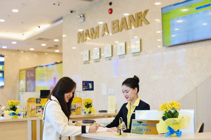 Khách hàng giao dịch tại Nam A Bank